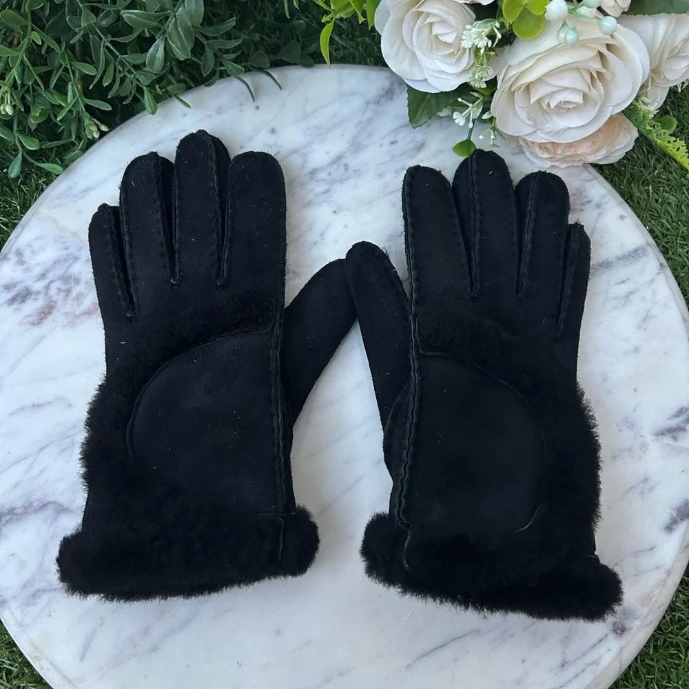 Ugg Genuine Shearling Exposed Curve Seam Gloves size S new  $165.00